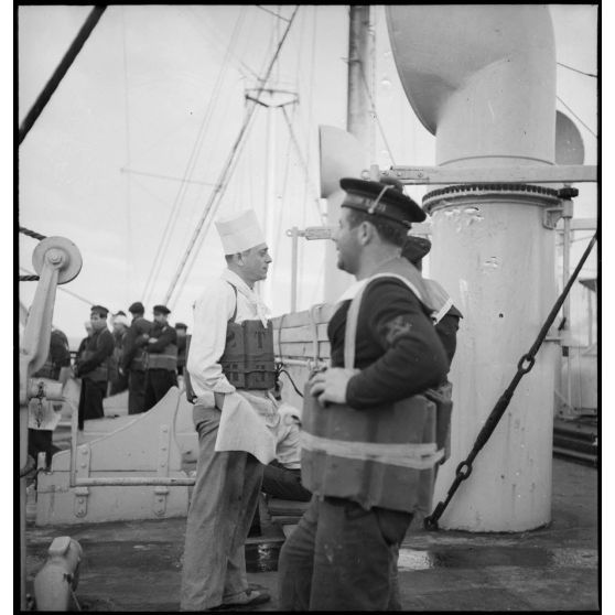 Equipage sur le pont, équipé de gilets de sauvetage, lors d'un exercice d'évacuation à bord du cargo réquisitionné Yang Tsé.