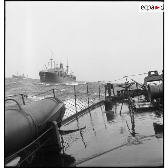 Vue bâbord trois quarts avant d'un cargo dans un convoi entre la France et l'AFN.