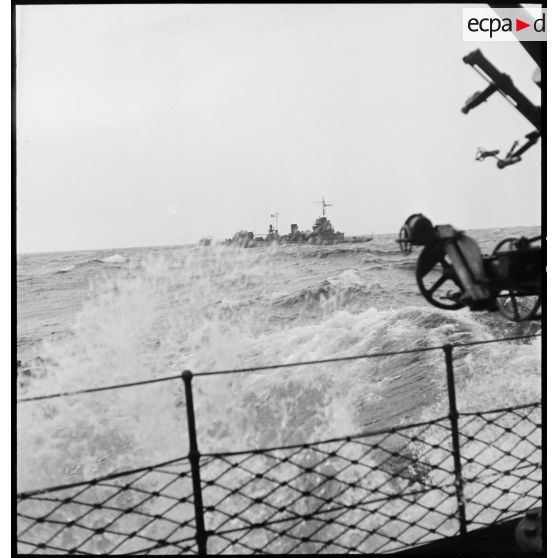 Vue tribord d'un navire d'escorte d'un convoi entre la France et l'AFN.