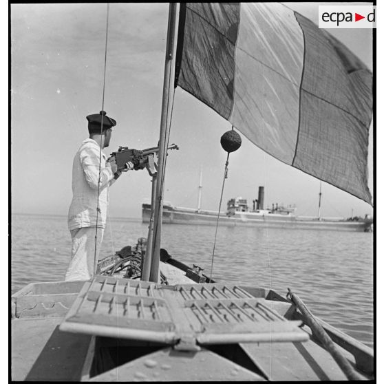 Contrôle d'un cargo italien par la police de la navigation à Casablanca.