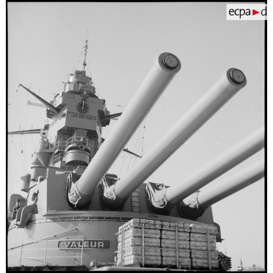 La superstructure et une des tourelles quadruples de canons de 330 mm du cuirassé Dunkerque.