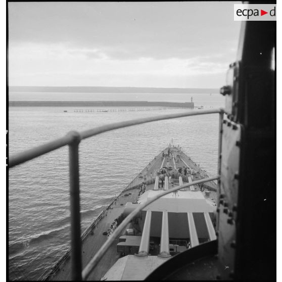 Plage avant du cuirassé Dunkerque avec les deux tourelles quadruples de canons de 330 mm.