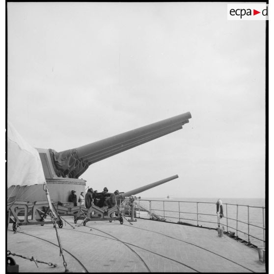 Tourelles quadruples de canons de 330 mm à bord du cuirassé Dunkerque.