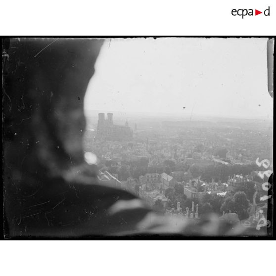 Reims : panorama sur la ville vers la cathédrale pris d’un observatoire d’artillerie (secret). [légende d'origine]