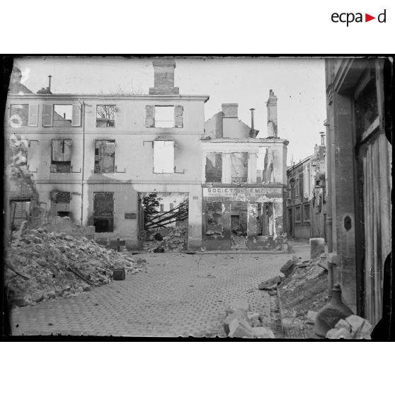 Reims : la rue des 3 raisinets prise de la rue des Cordeliers. [légende d’origine]