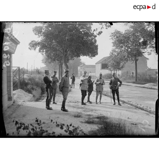 Cimetière de La Neuvillette, près de Reims. Général de Mondésir donnant des explications. [légende d’origine]