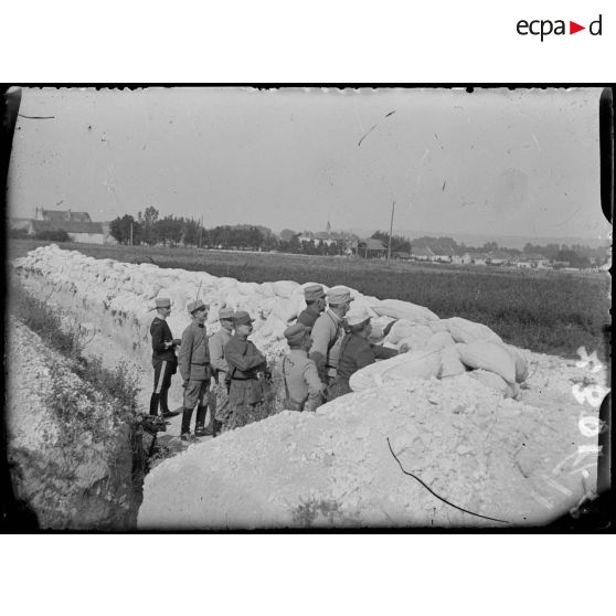 Le général de Mondésir dans les tranchées devant La Neuvillette. [légende d’origine]