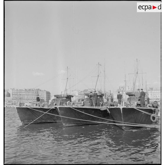 Vedettes de la marine militaire roumaine amarrées dans le port de Marseille.