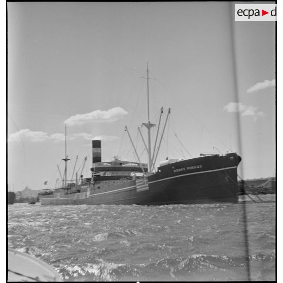 Cargo Mount Pindus de la marine marchande helvétique au mouillage dans la rade de Marseille.