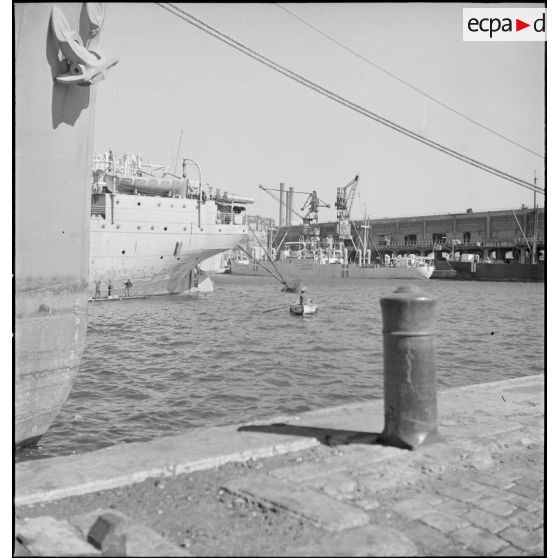 Navires marchands amarrés dans le port de Marseille.