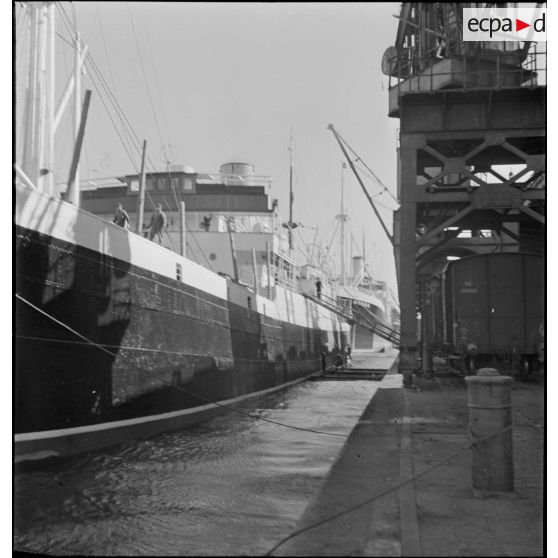 Déchargement d'un navire marchand dans le port de Marseille.