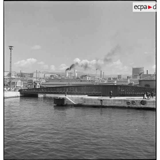 Pont mobile ou tournant dans le port de Marseille.