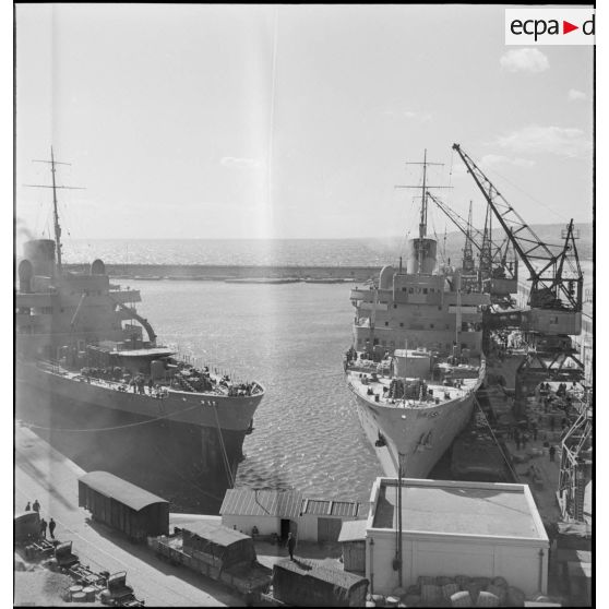 Les paquebots Ville d'Alger et Ville d'Oran, paquebots réquisitionnés comme transports de troupes, amarrés dans le port de Marseille.