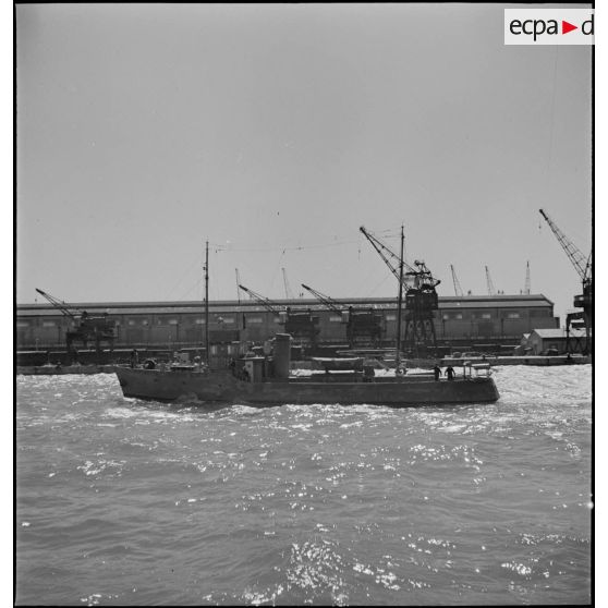 Chalutier arraisonneur de la police de la navigation dans le port de Marseille.