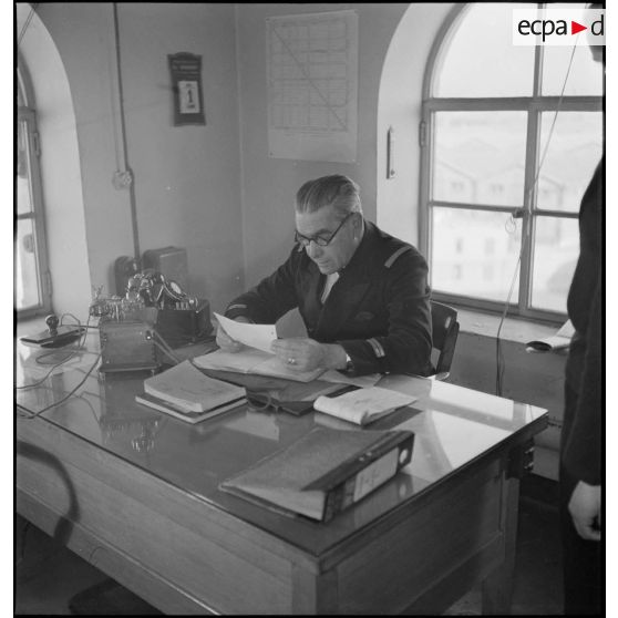 Officier du port à la capitainerie du port de Marseille.