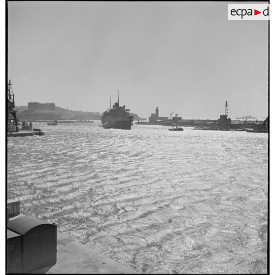 Le paquebot transport de troupes Ville d'Alger entre dans le port de Marseille.