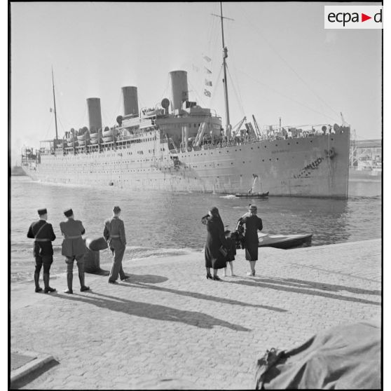 Le paquebot Massilia dans le port de Marseille.