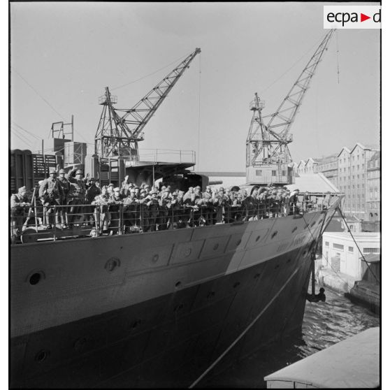 Troupes d'unités de l'armée d'Afrique sur la plage avant du paquebot transport de troupes le Ville d'Alger dans le port de Marseille.