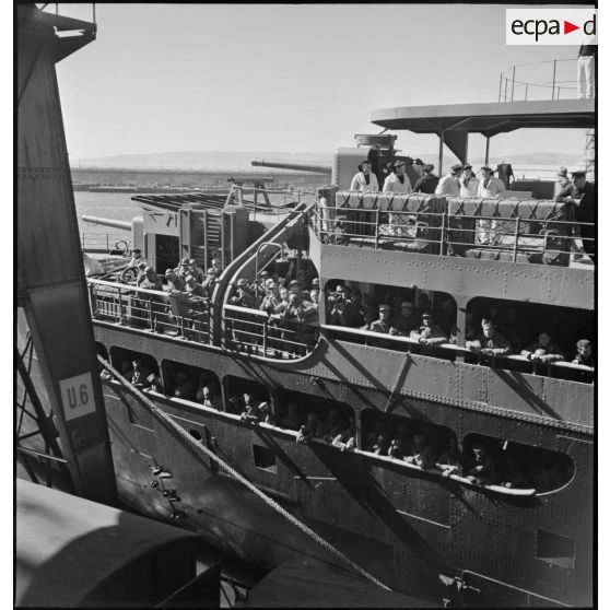 Troupes coloniales et d'unités de l'armée d'Afrique à bord du paquebot transport de troupes le Ville d'Alger dans le port de Marseille.