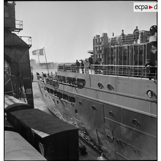 Troupes coloniales et d'unités de l'armée d'Afrique à bord du paquebot transport de troupes le Ville d'Alger dans le port de Marseille.