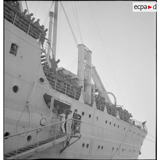 Tirailleurs sénégalais sur la plage arrière du paquebot transport de troupes Ville d'Alger dans le port de Marseille.