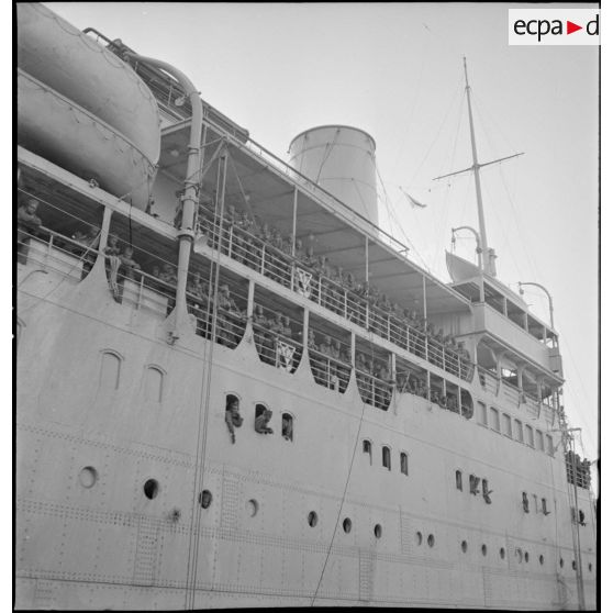 Tirailleurs sénégalais à bord du paquebot transport de troupes Ville d'Alger dans le port de Marseille.