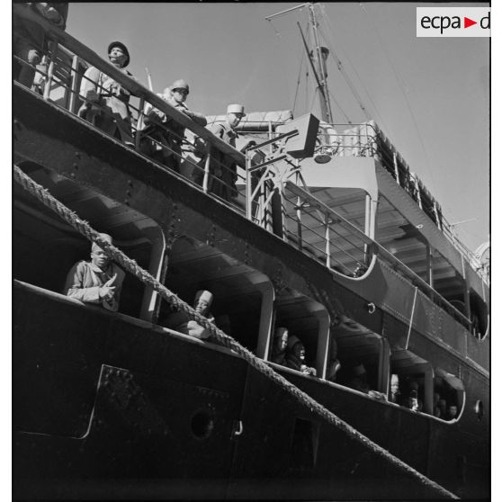 Troupes coloniales et d'unités d'armée d'Afrique sur le pont du paquebot transport de troupes Ville d'Alger dans le port de Marseille.