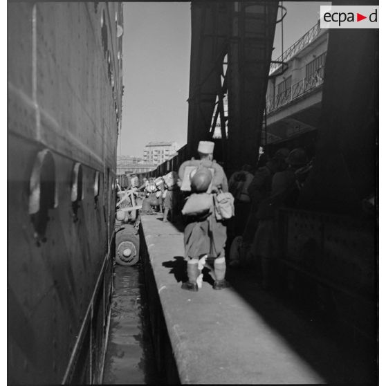 Soldats de l'armée d'Afrique débarqués du paquebot transport de troupes Ville d'Alger sur un quai du port de Marseille.