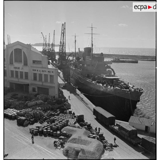 Le paquebot transport de troupes Ville d'Alger est amarré dans le port de Marseille.