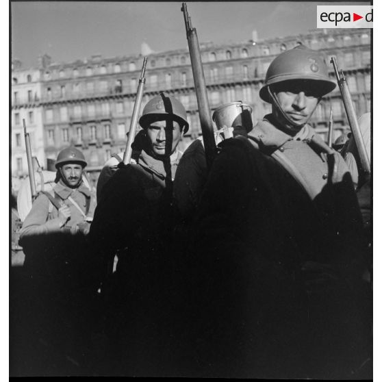 Troupes nord-africaines débarquées du paquebot transport de troupes Ville d'Alger dans le port de Marseille.