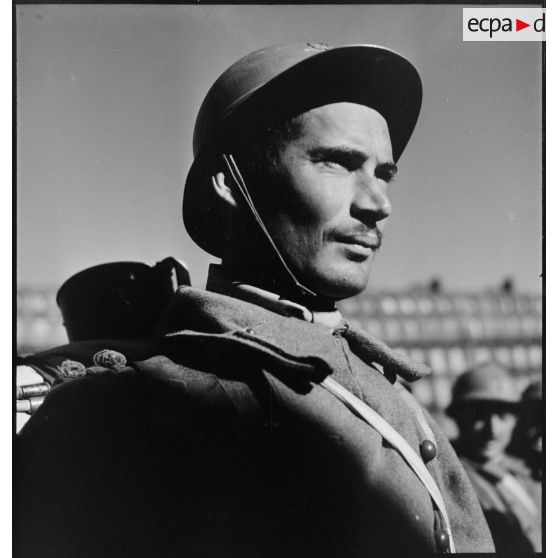 Portrait d'un tirailleur nord-africain débarqué du paquebot transport de troupes Ville d'Alger dans le port de Marseille.