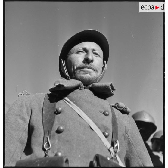 Portrait d'un tirailleur nord-africain débarqué du paquebot transport de troupes Ville d'Alger dans le port de Marseille.