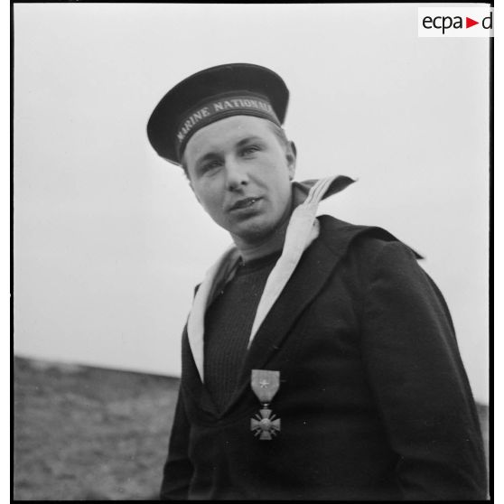 Portrait du matelot Gillet, membre d'une équipe de marins démineurs, décoré de la Croix de guerre avec étoile.