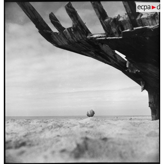 Mine sous-marine allemande échouée sur une plage à Dunkerque.