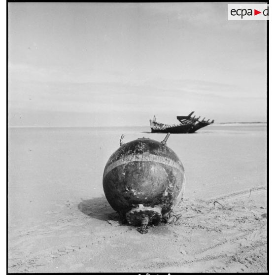 Mine sous-marine allemande échouée sur une plage à Dunkerque.