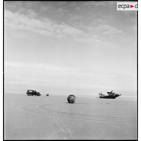 Une équipe de déminage de la Marine nationale intervient en autochenille sur une plage de Dunkerque.