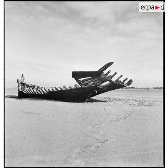 Epave de bateau échouée sur une plage de Dunkerque.