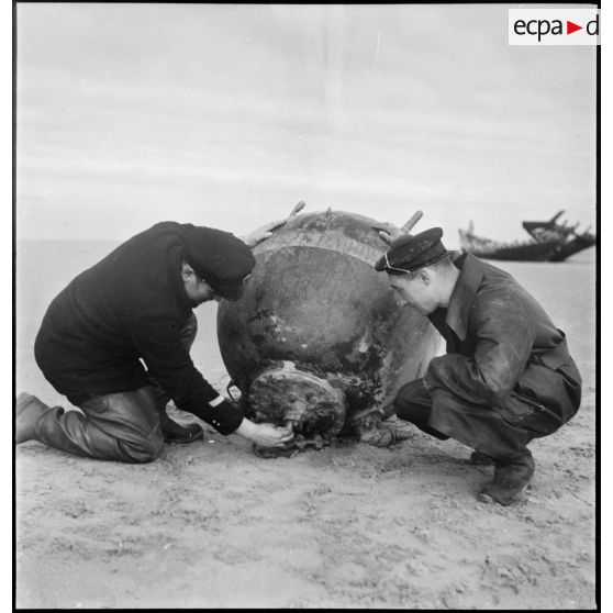 Chef d'équipe d'armuriers démineurs de la Marine nationale et un matelot.