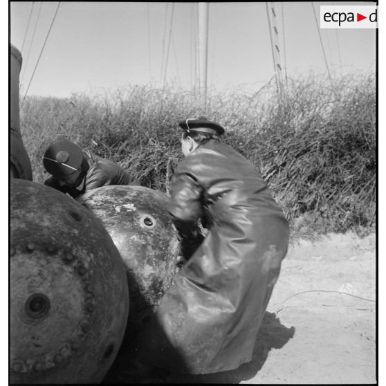 L'équipe d'armuriers démineurs de la Marine nationale charge une mine neutralisée à bord d'une autochenille.