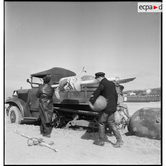 Une fois les mines sous-marines neutralisées accrochées à l'autochenille, l'équipe d'armuriers démineurs de la Marine nationale rassemble son matériel.