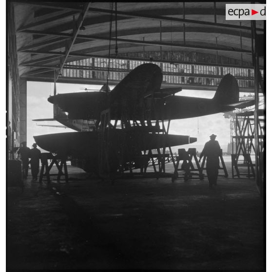 Hydravion Latécoère 298 d'une escadrille de torpillage parqué sous hangar sur la base aéronautique navale (BAN) de Cherbourg.