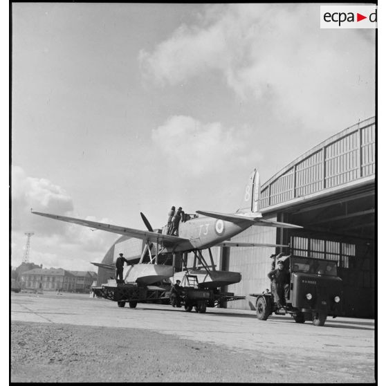 Remorquage d'un hydravion Latécoère 298 de l'escadrille de torpillage T3 sur la base d'aéronautique navale (BAN) de Cherbourg-Chantereyne.