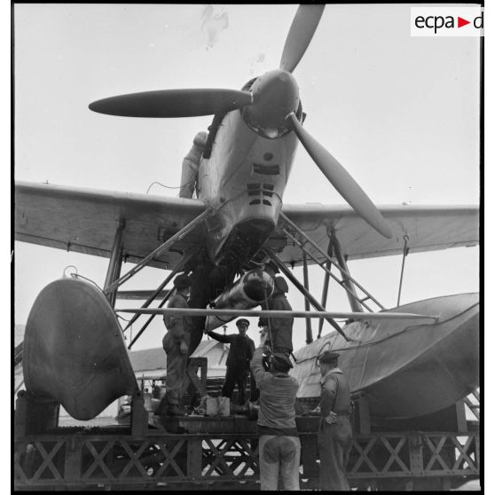 Mise en place d'une torpille de 670 ou 750 kg sous un hydravion Latécoère 298 d'une escadrille de torpillage à Cherbourg.