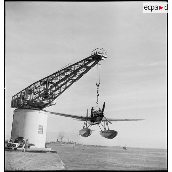 Mise à l'eau à l'aide d'une grue d'un hydravion Latécoère 298 de l'escadrille de torpillage T3 à Cherbourg.