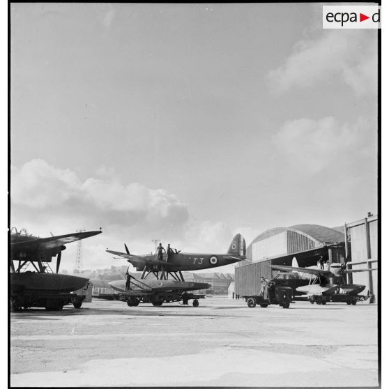 Hydravions Latécoère 298 de l'escadrille de torpillage T3 sur remorques, parqués ou remorqués sur la base aéronautique navale (BAN) de Cherbourg.