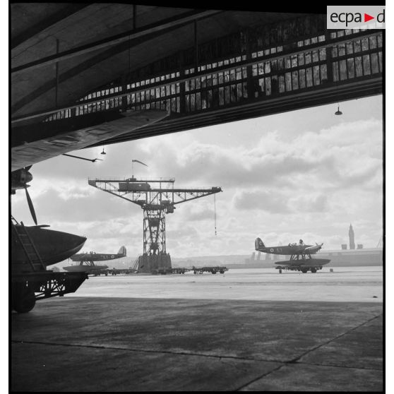 Hydravions Latécoère 298 de l'escadrille de torpillage T3 sur remorques prêts pour une mise à l'eau sur la base aéronautique navale (BAN) de Cherbourg.