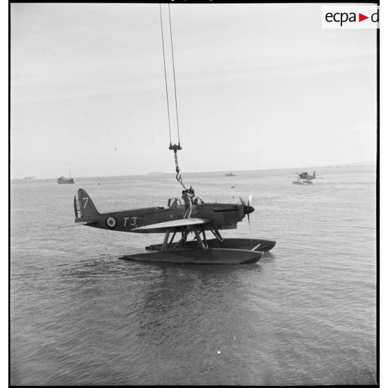 Mise à l'eau à l'aide d'une grue d'un hydravion Latécoère 298 de l'escadrille de torpillage T3 à Cherbourg.