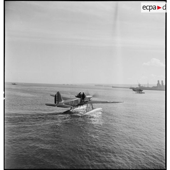 Hydravion Latécoère 298 de l'escadrille de torpillage T1 hydroplanant sur la Manche à Cherbourg.