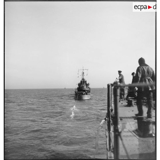 Torpilleurs de la 14e division de torpilleurs (DT) naviguant en ligne de file lors d'une mission de protection d'une flottille de pêche. Le premier torpilleur a mouillé sa bouée de correspondance.