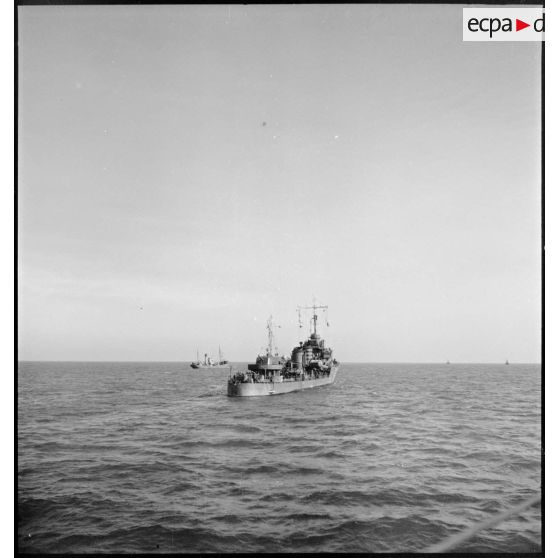 Vue trois quarts tribord arrière d'un torpilleur de la 14e division de torpilleurs (DT) en mission de protection d'une flottille de pêche.